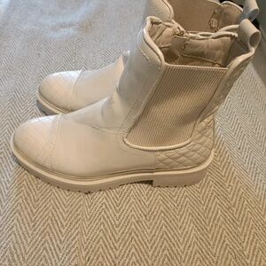 River Island Cream Quilted Chelsea Booties